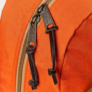 Surveyor 25l backpack di Filson | Dark tan flame (Orange)