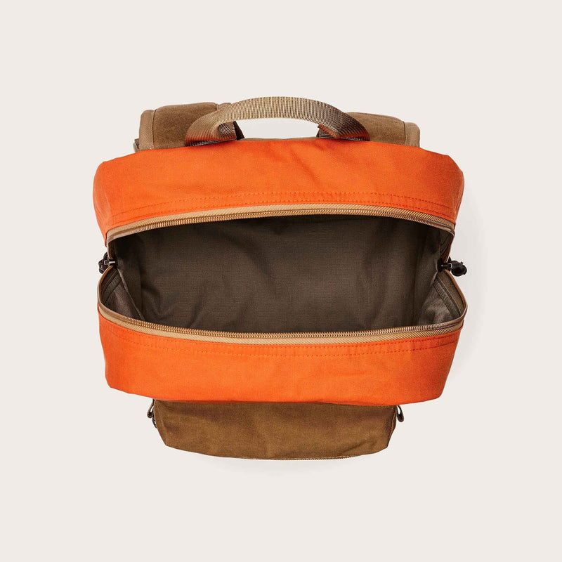 Surveyor 25l backpack di Filson | Dark tan flame (Orange)