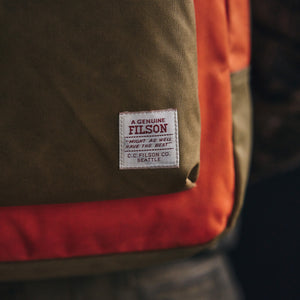 Surveyor 25l backpack di Filson | Dark tan flame (Orange)