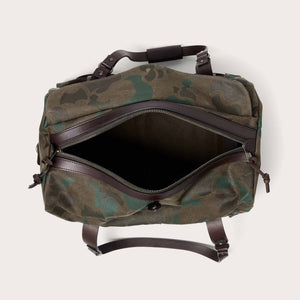 Medium waxed rugged twill duffle bag von Filson | Dark wax shrub camo (Gray)