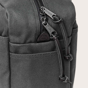 Rugged twill tote bag with zipper von Filson | Faded black (Black)